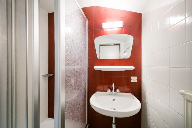 Badezimmer mit Waschbecken und Dusche